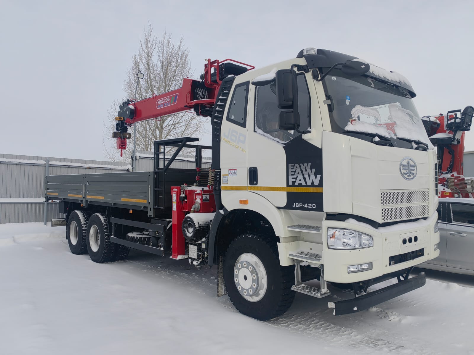 Бортовой FAW3250 с КМУ HORYONG HRS 206