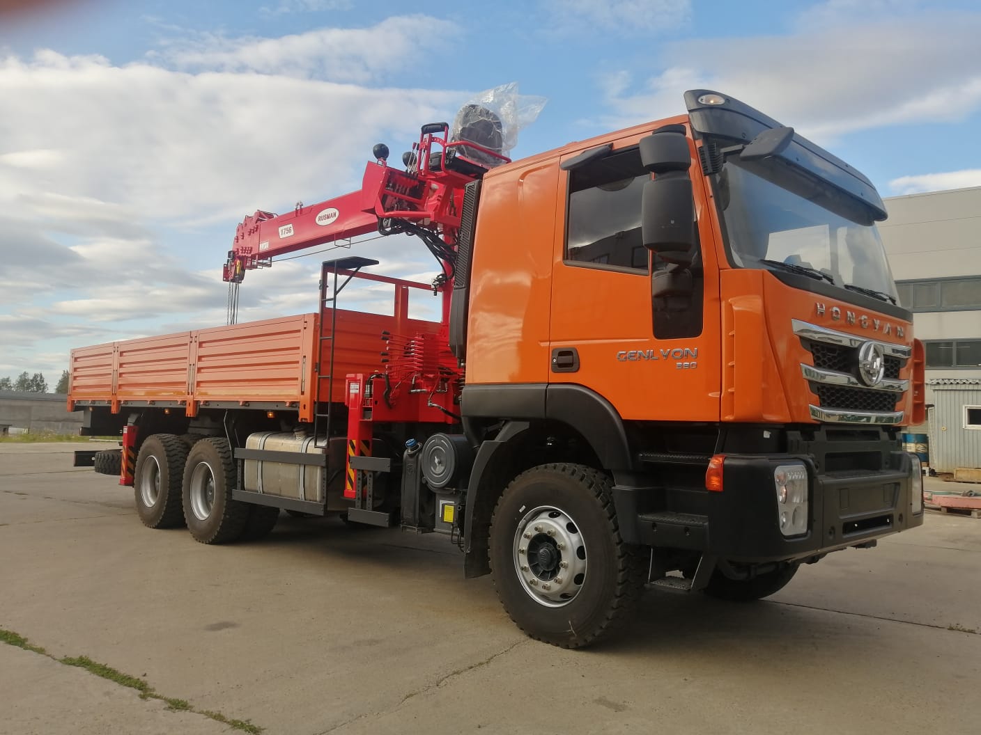 Бортовой IVECO-Hongyan C500 с КМУ SAMYANG 1756